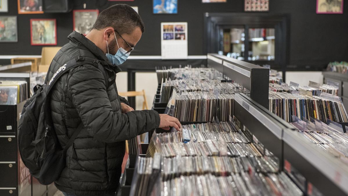 Vinilos en Disco 100, la tienda de discos de la calle Escorial, en Barcelona.