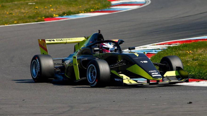 Marta García rueda en los últimos tests de Lausitzring ya con el monoplaza personalizado con su nombre, dorsal y bandera.