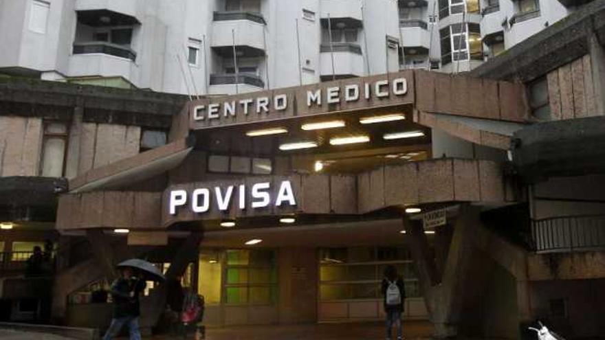 Entrada principal del Hospital Povisa.  // José Lores