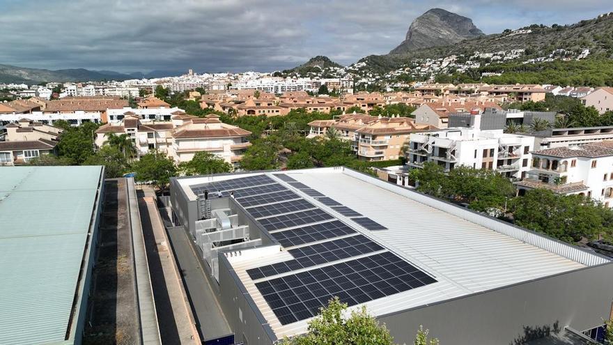 Xàbia da luz (luz solar) a su piscina: las placas fotovoltaicas reducirán en más de la mitad la factura eléctrica, ahora de 8.000 euros al mes