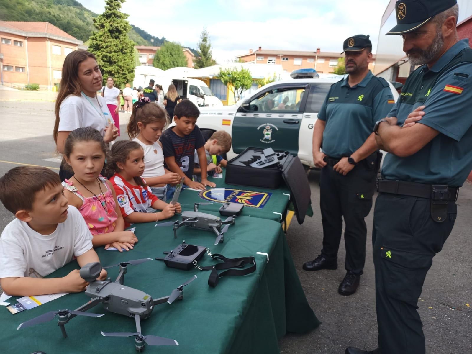 Demostración de la Guardia Civil en el colegio Elena Sánchez Tamargo de Laviana