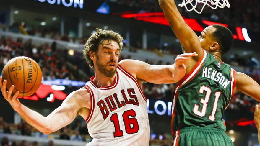 Pau Gasol abre con victoria el camino de los Bulls