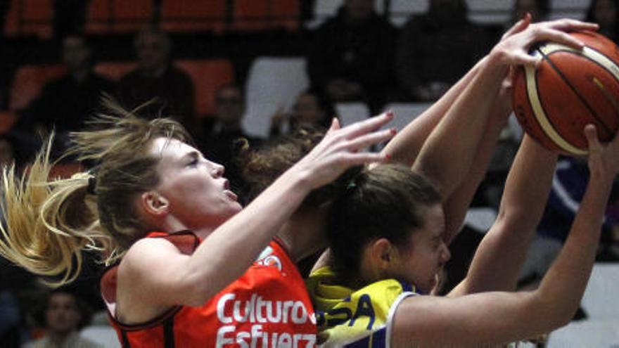 Kristina Rakovic, durante un encuentro con el Valencia Basket.