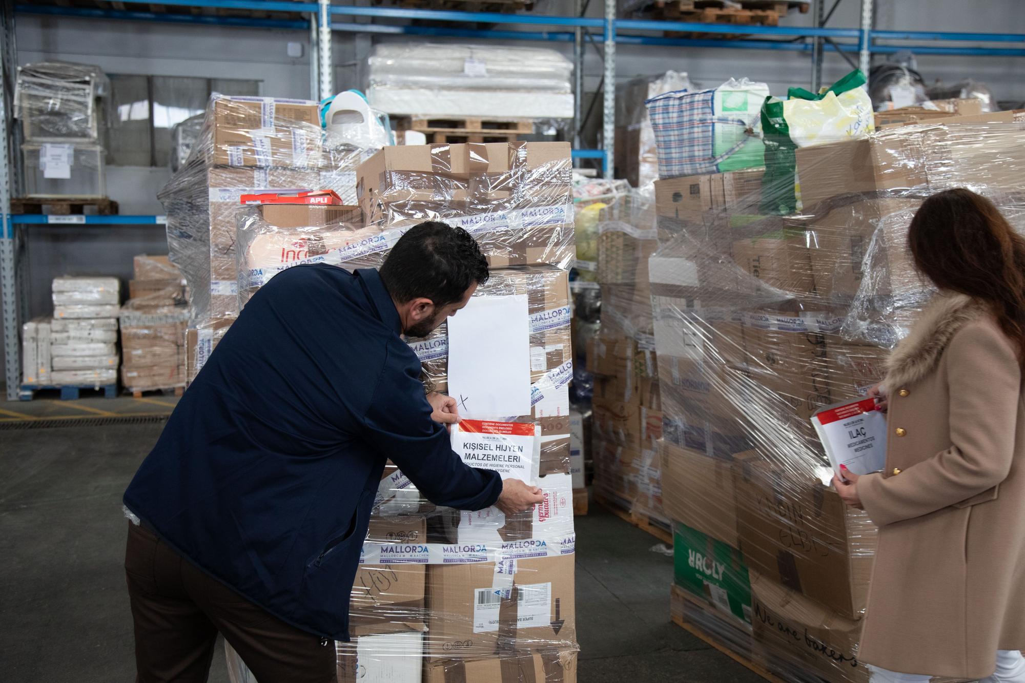 Cargan un camión desde Mallorca con material humanitario para los afectados por los terremotos de Turquía