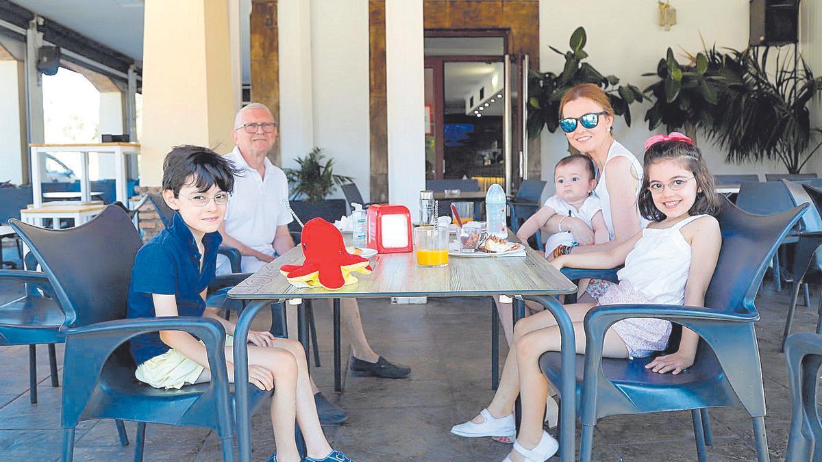 La familia Moreno desayuna en el bar Casa Bruno.