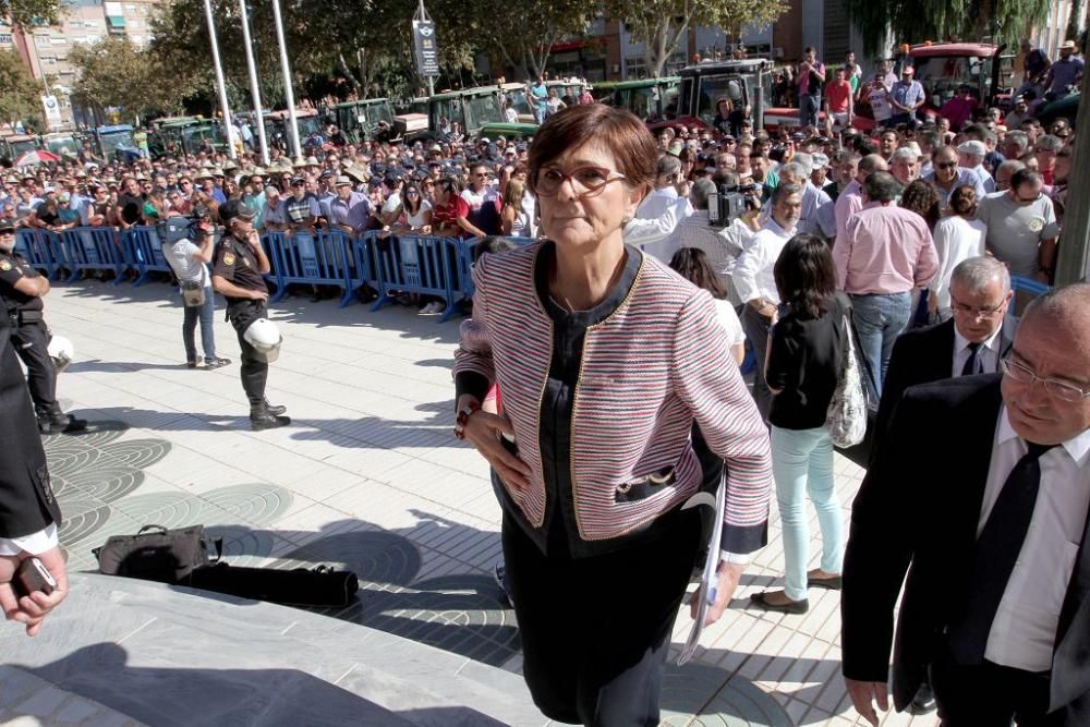 Protesta de agricultores en la Asamblea Regional