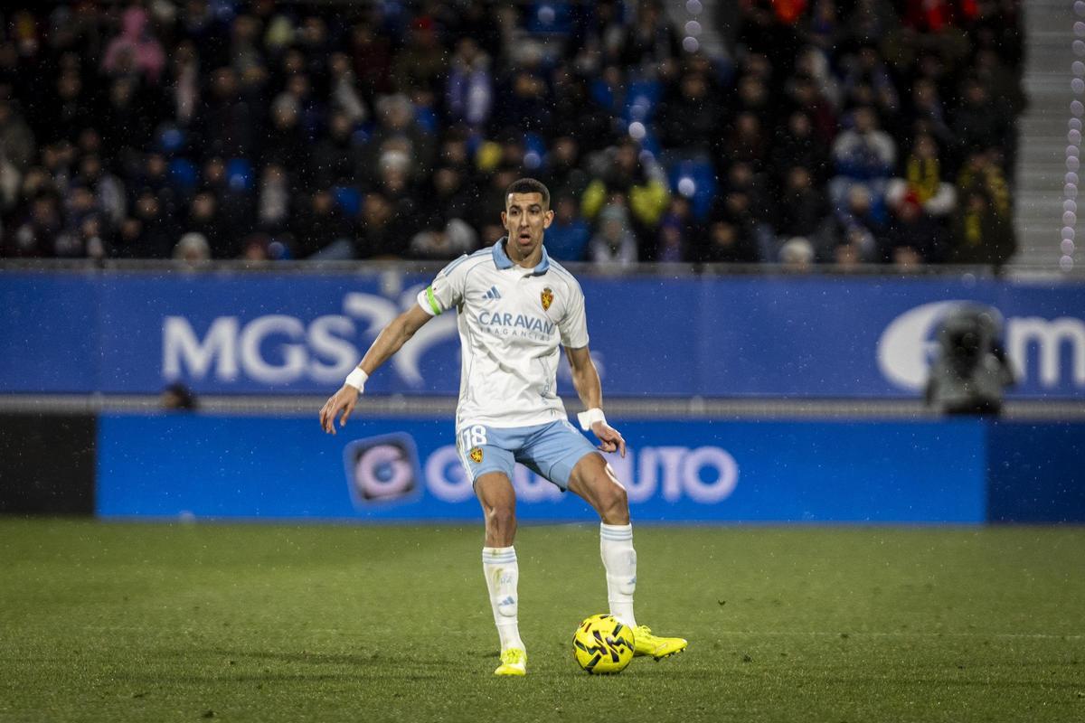 El Yamiq controla el balón durante el partido ante el Eibar.