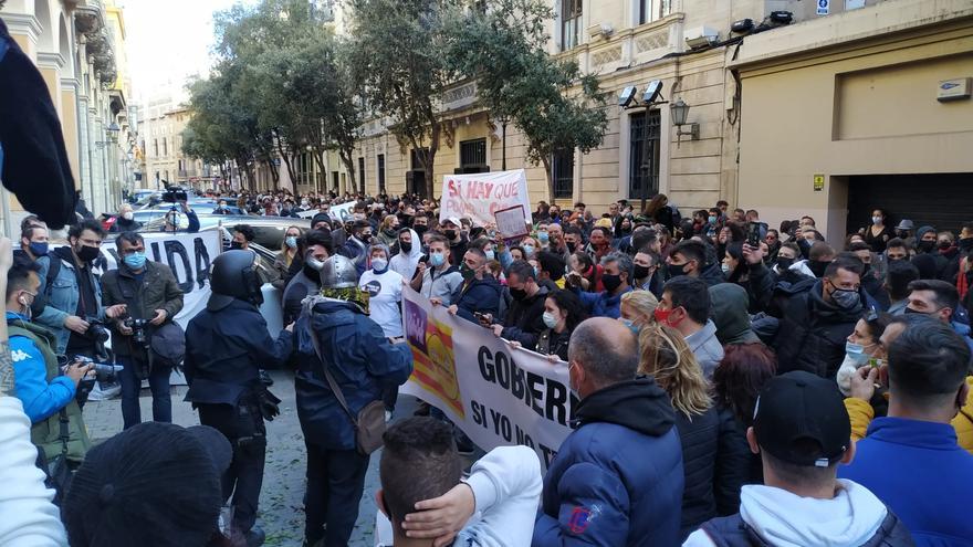 Un millar de manifestantes se dirigen hacia Cort tras protestar frente al Parlament