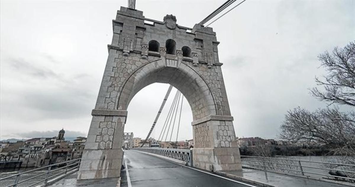 El Pont Penjant, a Amposta, la primera pedra del qual es va col·locar fa 100 anys. El Pont Penjant, a Amposta, la primera pedra del qual es va col·locar fa 100 anys.
