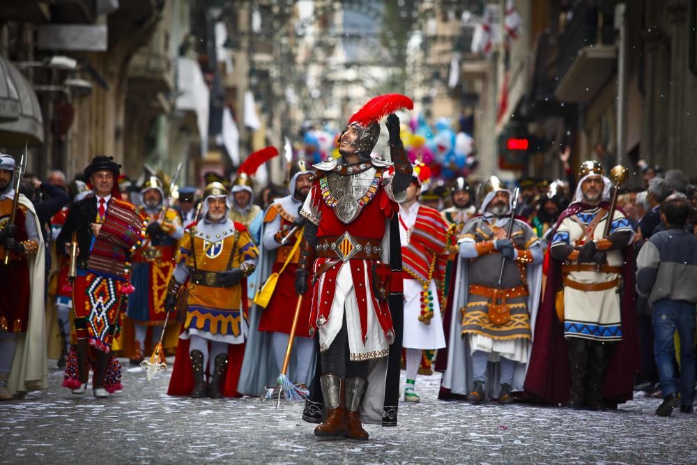 Los representantes de las 28 filaes recorren el centro de la ciudad para anunciar la llegada de los Moros y Cristianos ante miles de personas