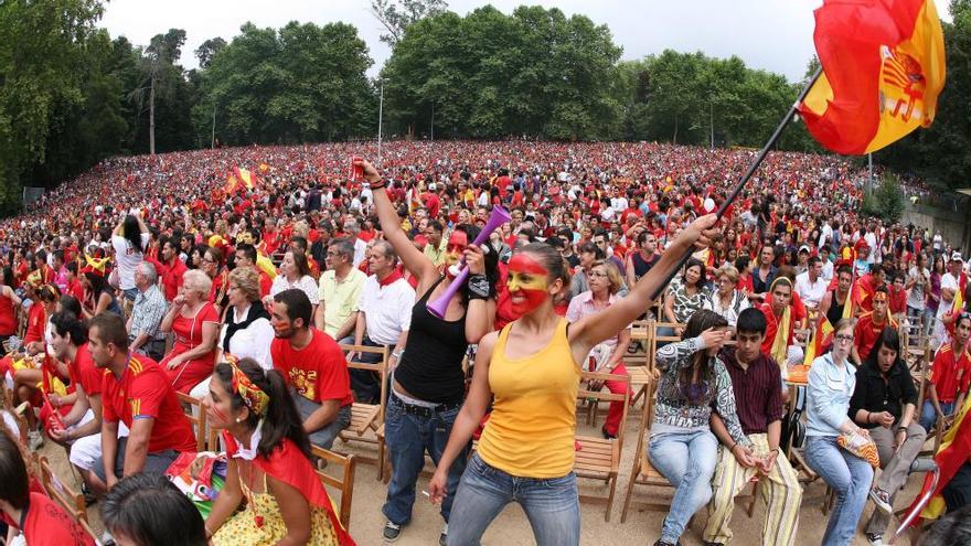 Seguidores de la selección en la final del Mundial en 2010 en Castrelos. // R. Grobas