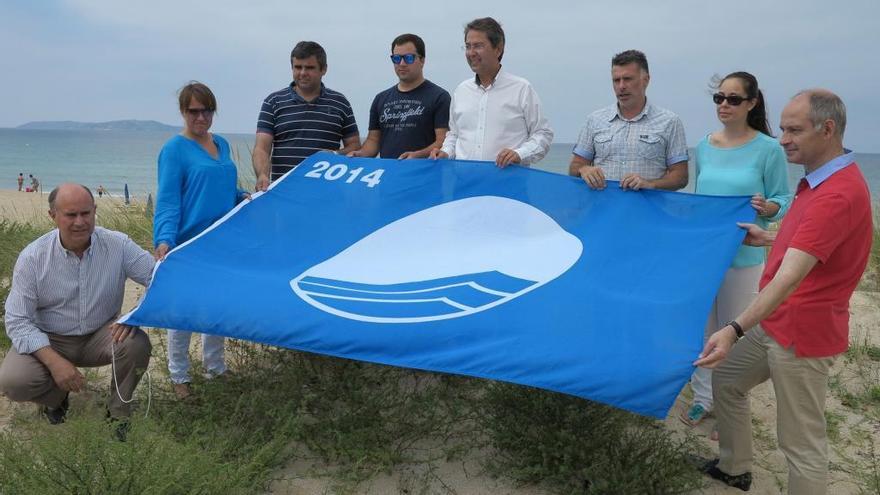 Beatriz Castro (1ª i.) y otros miembros del PP y la hostelería en el izado de la bandera azul de A Lanzada, en 2014.