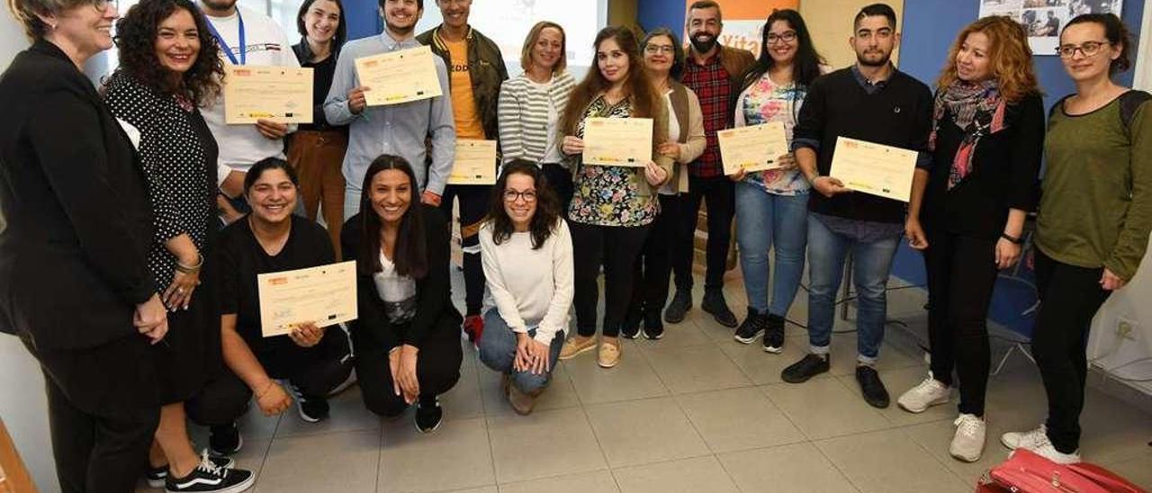 Los jóvenes con sus diplomas del programa &quot;Formatéate con garantía&quot; y personal de la Casa Azul. // Gustavo Santos