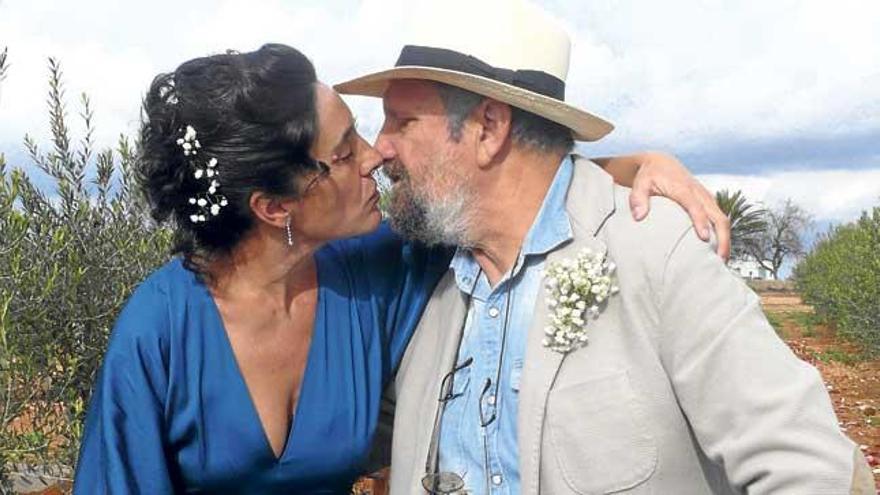 Los recién casados sellan su amor con un beso.