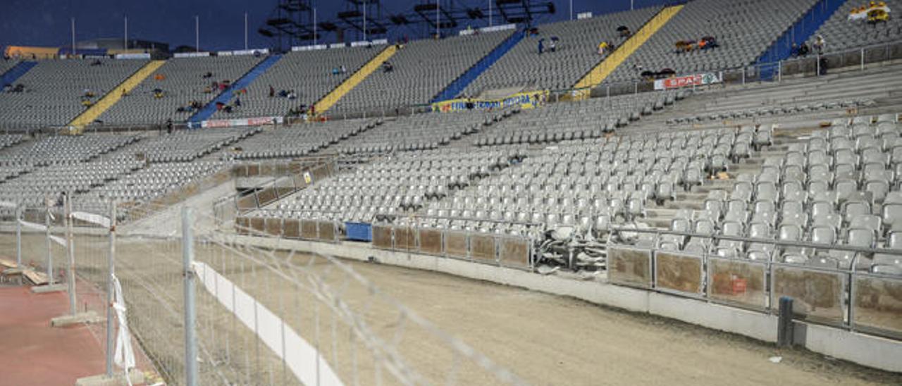 El aspecto de la nueva grada Curva, que estará lista para esta segunda jornada, durante el duelo ante el Tetuán