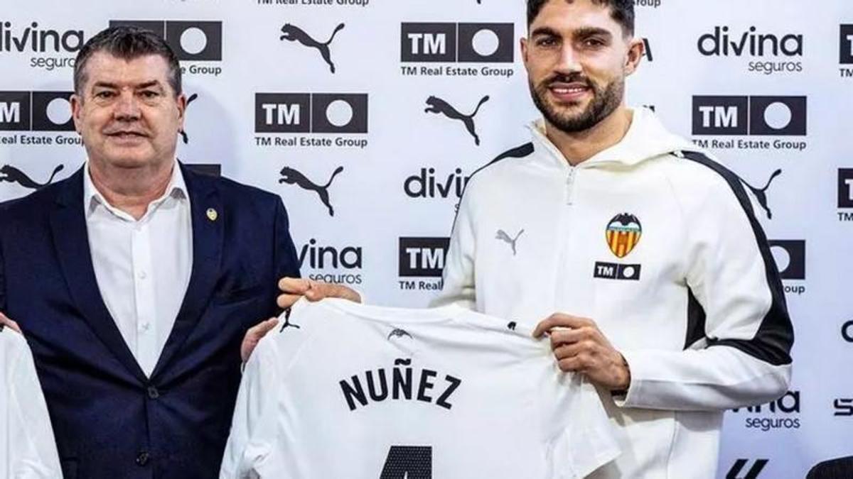 Gourlay y Unai Núñez, en la presentación como nuevo jugador del VCF del central nacido en Sestao