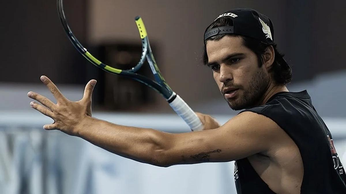 Carlos Alcaraz, entrenando en la pista de cemento bajo techo de su academia de El Palmar esta semana