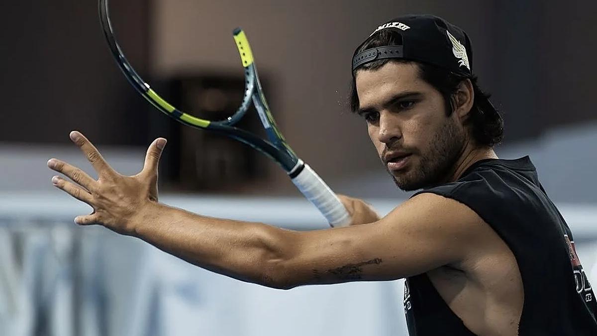 Carlos Alcaraz, entrenando en la pista de cemento bajo techo de su academia de El Palmar esta semana