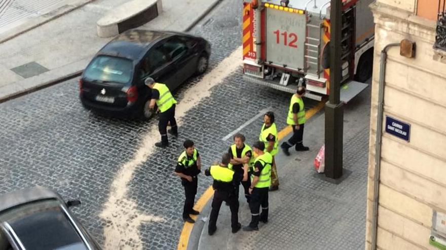 Los bomberos limpiando el vertido de aceite entre la plaza de España y San Nicolás