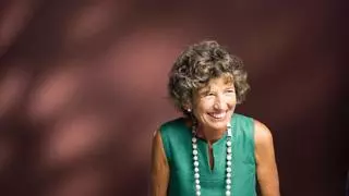 Elena Barraquer, oftalmóloga y presidenta de la FEB (Fundació Elena Barraquer): "Opero con 'rock and roll' y devuelvo la vista a quienes más lo necesitan"