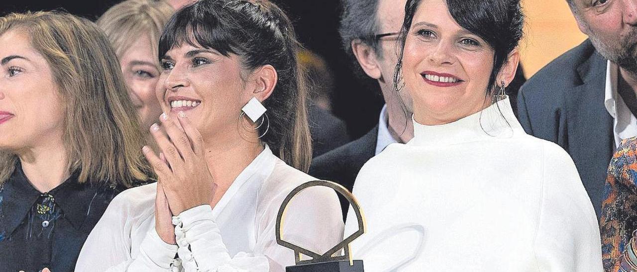 Jaione Camborda sostiene el premio junto a Janet Novas, protagonista de la película.