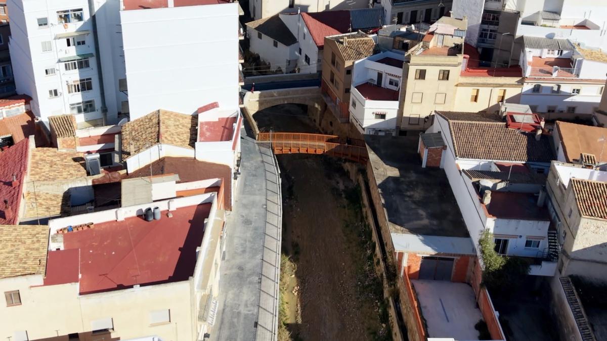 Vista aérea de la calle Buñol y el Puente Viejo reconstruido.