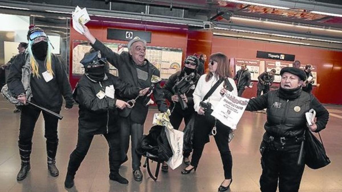 Contra la subida del precio del transporte 3 Acción en el metro de Arc de Triomf, disfrazados de banqueros y de policía.