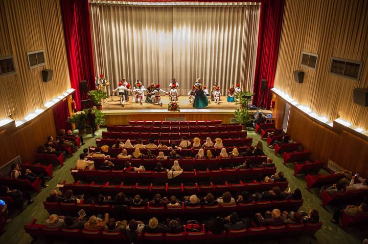 Más de 200 personas disfrutaron ayer de la 35 edición del Festival de balls, música i cançó popular de la nostra terra, que se celebró un año más en el cine Regio, en Sant Antoni.