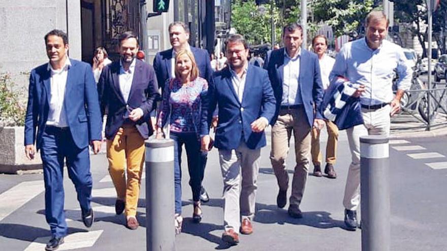 Juan Manuel García, Lope Afonso, Carlos Ester, Australia Navarro, Asier Antona, Manuel Domíguez y Fernando Enseyat ayer en Madrid tras el receso para la comida.