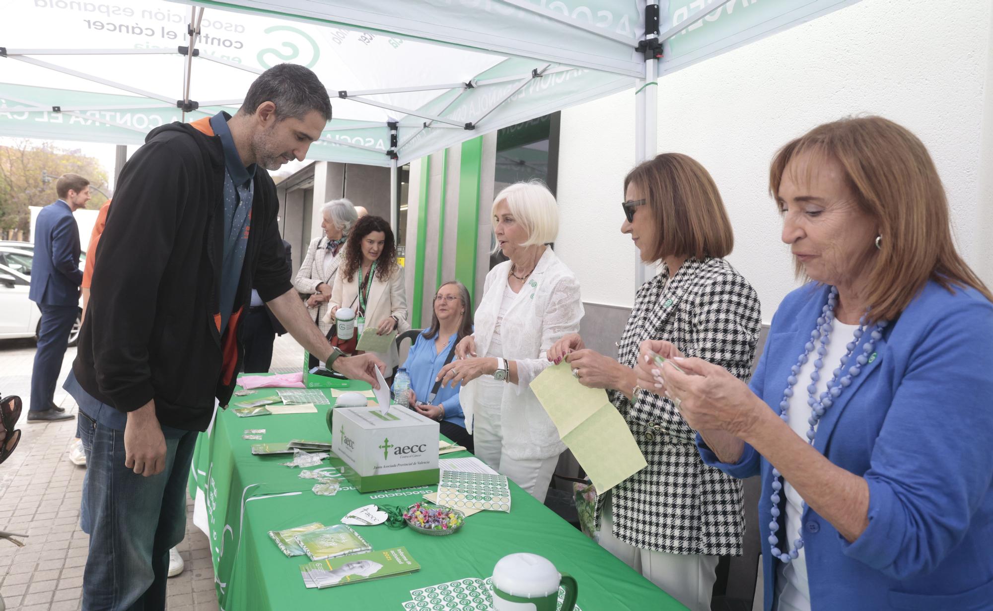 Mesa de cuestación contra el cáncer con Valencia Basket, Juan Roig y Hortensia Herrero