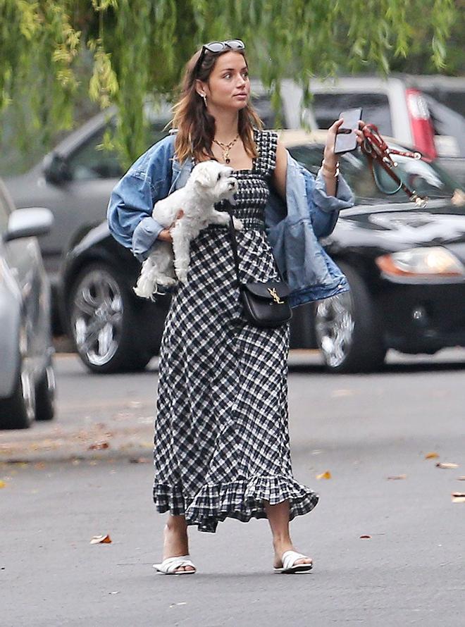 Ana de Armas por Los Ángeles con vestido vichy