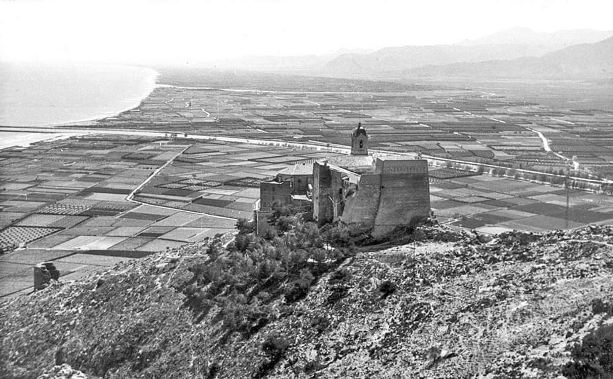 Foto aérea del castillo y el Xúquer al fondo.