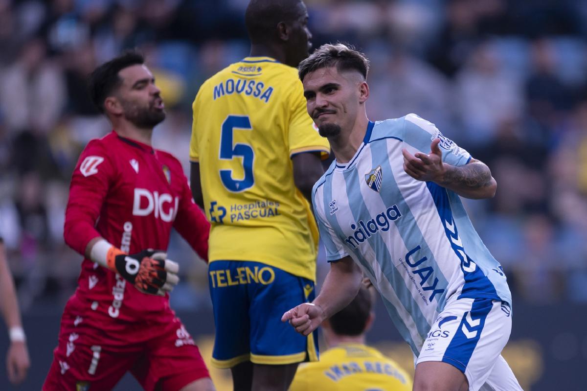 Chupe celebra uno de sus dos goles en el Cádiz - Málaga CF.