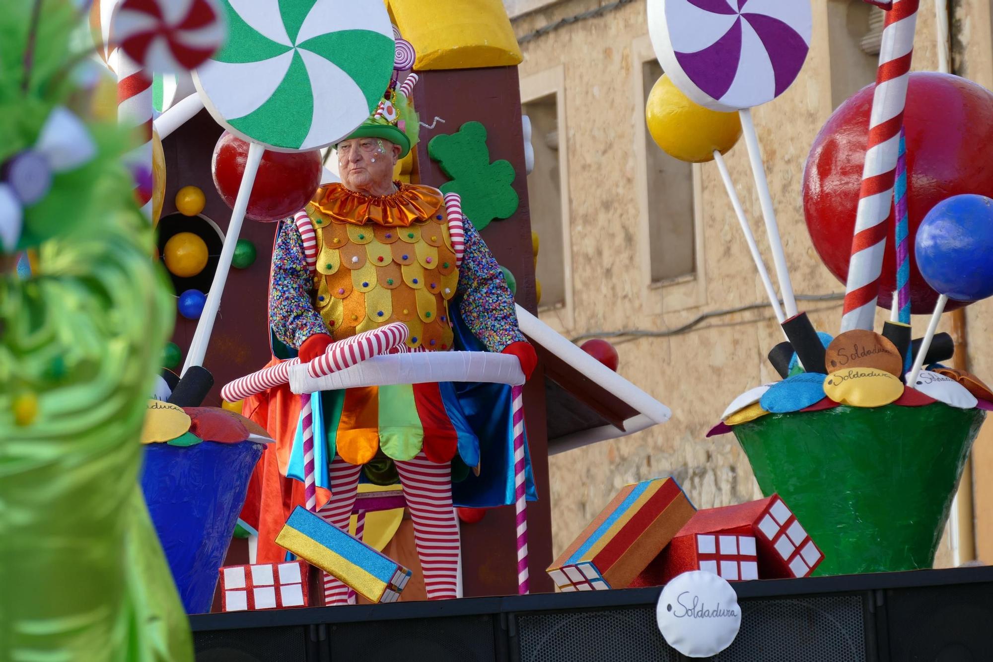 L'Escala s'acoloreix amb la rua de carnaval