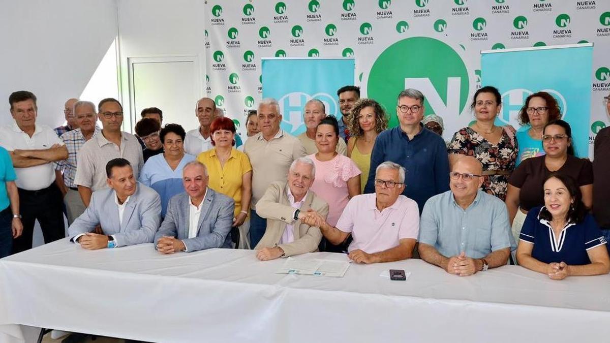 El dirigente insular de Hablemos Ahora, Pablo Espinosa; el secretario general de NC-BC, Luis Campos; el presidente de Gran Canaria de Hablemos Ahora, Francisco Pérez; el miembro del partido en San Bartolomé de Tirajana, José Juan Santana; el secretario insular de NC-BC, Agustín Arencibia y la exalcaldesa del municipio, María del Pino Torres; junto a varios miembros de sus formaciones en la firma del acuerdo de colaboración política entre Hablemos Ahora y NC-BC.