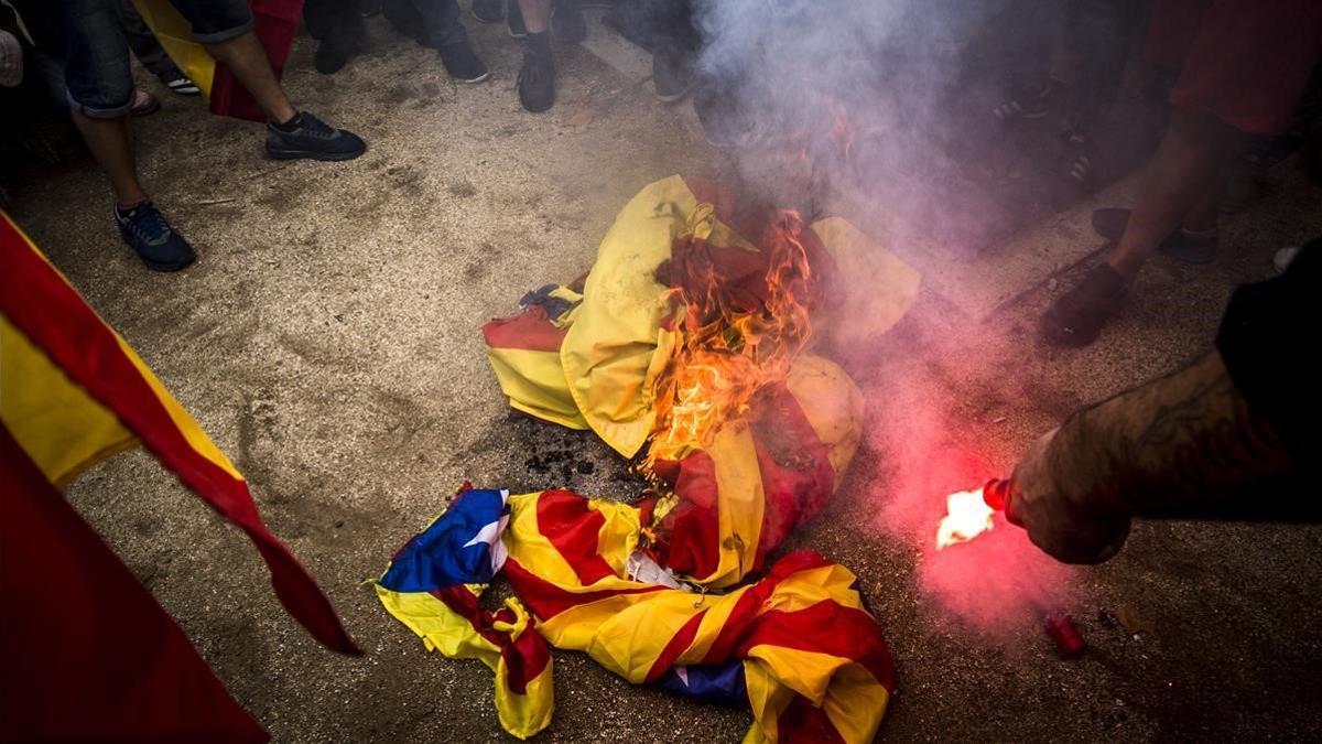 Quema de 'estelades' en la protesta de extrema derecha, en Montjuïc.