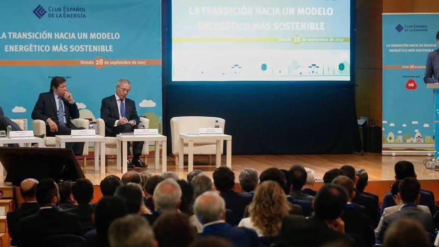 En el escenario, por la izquierda, Wenceslao López, alcalde de Oviedo; Javier Fernández, Miguel Antoñanzas, vicepresidente del Club de la Energía, y Manuel Menéndez durante la inauguración de las jornadas.