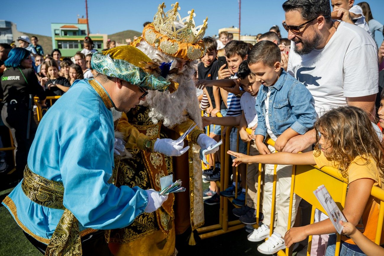 Miles de personas llenan de ilusión el Estadio de Barrial en la llegada de los Reyes Magos