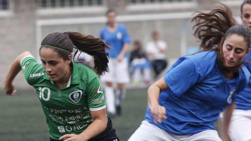 Isina, con el balón, en el partido ante el Femiastur.