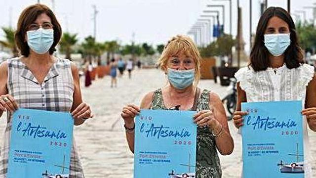 Pepa Costa, Isabel Echávarri y María Fajarnés en la presentación con los carteles de la feria.