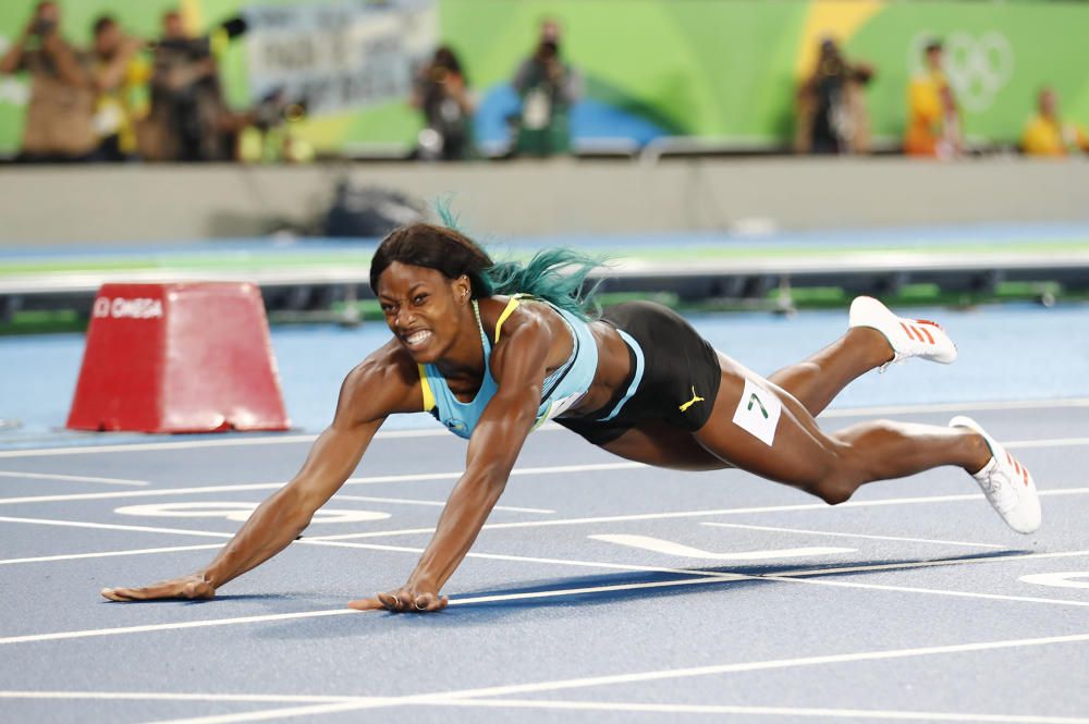 Shaunae Miller si tira en plancha para ganar el oro en los 400 metros femeninos.