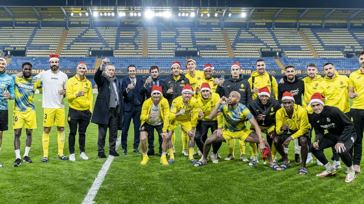 El presidente del Villarreal CF, Fernando Roig, junto al consejero delegado, Roig Negueroles, felicitó las navidades en persona a plantilla y cuerpo técnico sobre el césped de La Cerámica.