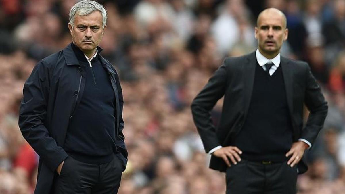 Mourinho y Guardiola, durante el pasado derbi de Manchester