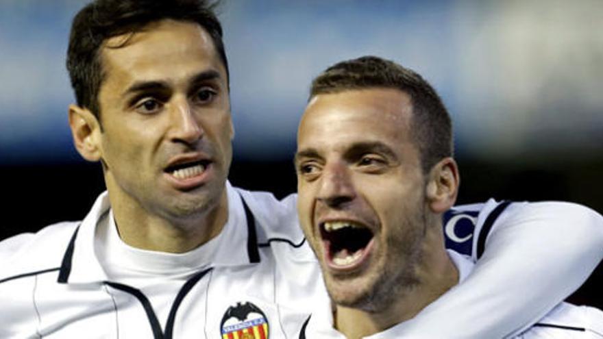 Soldado celebra su gol.