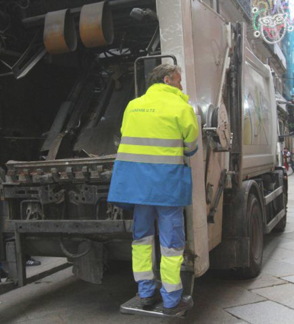 Un camión de recogida de residuos en Ourense, con el actual servicio. | IÑAKI OSORIO