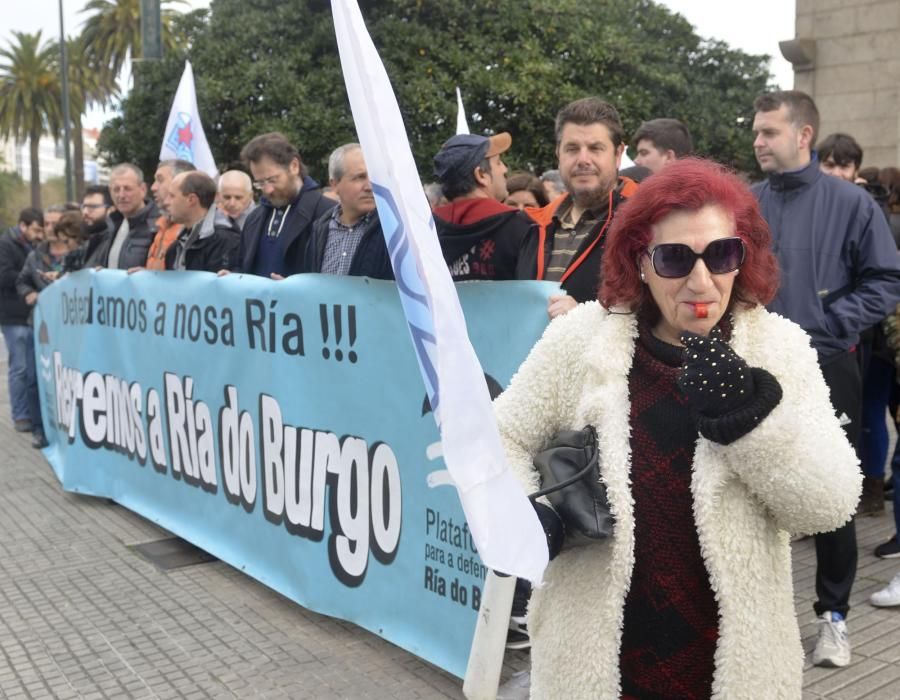 Los mariscadores se manifiestan para exigir el saneamiento de la ría de O Burgo