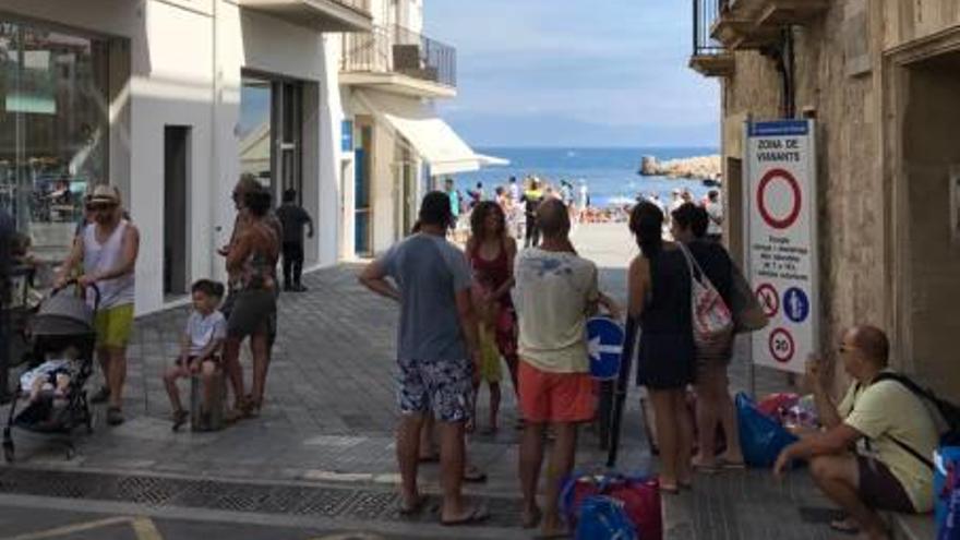 L&#039;Escala pacifica el front marítim               del nucli antic de cotxes i bicicletes