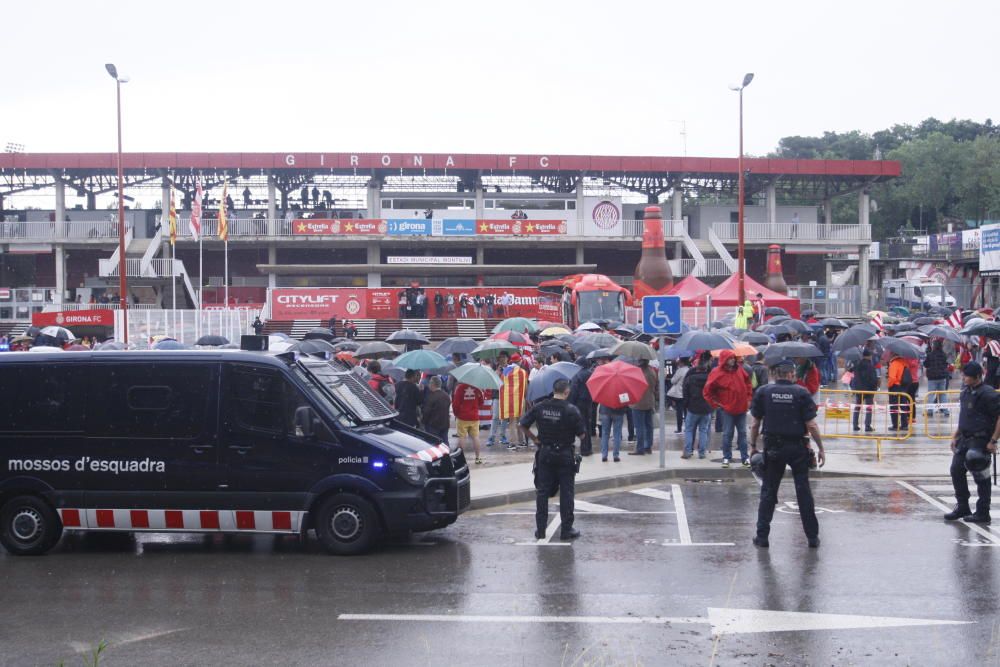 Centenars d'aficionats reben al Girona sota la pluja