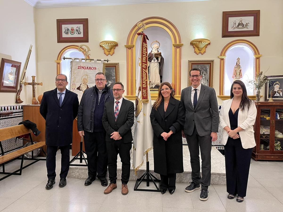 La presidenta de los Zíngaros de Elda, , con el alcalde Rubén Alfaro, la concejala Lorena Pedrero, el párroco, el presidente de la Mayordomía de San Antón y el presidente de la Junta Central de Comparsas en la ermita del patrón de los Moros y Cristianos.