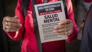 Protesta en Santa Coloma por las listas espera en salud mental